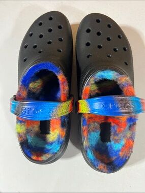 CROCS Mens Black Clog with Multi Tie Dye Fuzzy Lining and Multi Color Strap